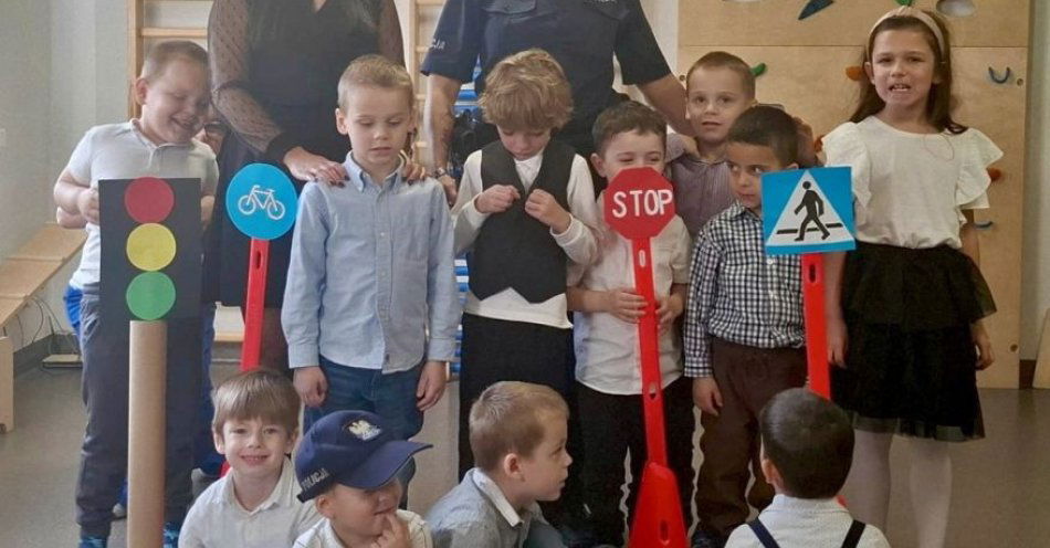 zdjęcie: Dzielnicowa uczy przedszkolaków zasad bezpieczeństwa drogowego / fot. KPP w Nowym Dworze Gdańskim