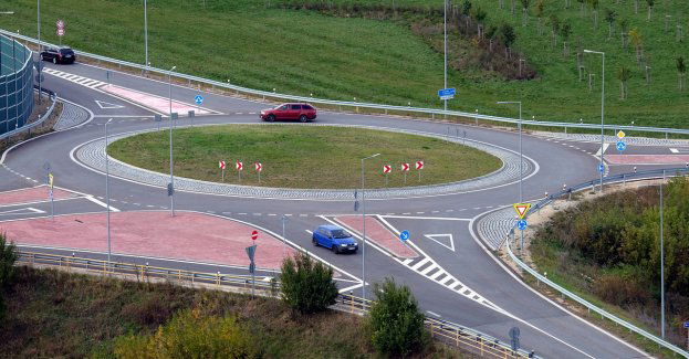 Był tak pijany, że nie trafił w zjazd na rondzie