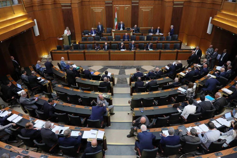 zdjęcie: Liban zniósł karę śmierci jako pierwsze państwo arabskie / epa13161009 Libańscy parlamentarzyści uczestniczą w posiedzeniu parlamentu poświęconym omówieniu projektu ustawy o powszechnej amnestii, zniesieniu kary śmierci oraz wynagrodzeniom emerytowanych członków libańskich sił bezpieczeństwa w Bejrucie, Liban, 11 sierpnia 2026 r. Posiedzenie odbyło się, gdy emerytowani wojskowi protestowali przed libańskim parlamentem, domagając się pełnego wdrożenia sześciu podwyżek wynagrodzeń zamiast wypłacania ich w ratach. EPA/WAEL HAMZEH Dostawca: PAP/EPA.