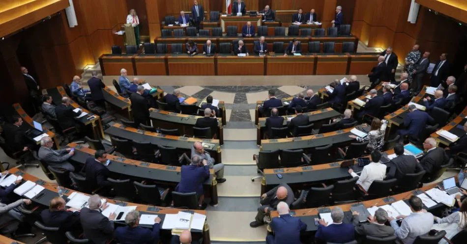zdjęcie: Liban zniósł karę śmierci jako pierwsze państwo arabskie / epa13161009 Libańscy parlamentarzyści uczestniczą w posiedzeniu parlamentu poświęconym omówieniu projektu ustawy o powszechnej amnestii, zniesieniu kary śmierci oraz wynagrodzeniom emerytowanych członków libańskich sił bezpieczeństwa w Bejrucie, Liban, 11 sierpnia 2026 r. Posiedzenie odbyło się, gdy emerytowani wojskowi protestowali przed libańskim parlamentem, domagając się pełnego wdrożenia sześciu podwyżek wynagrodzeń zamiast wypłacania ich w ratach. EPA/WAEL HAMZEH Dostawca: PAP/EPA.