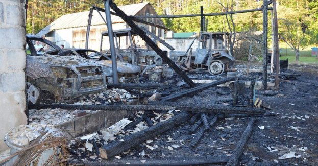 Pożar budynku gospodarczego z pojazdami i sprzętem rolniczym