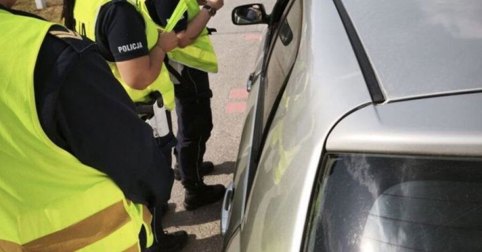 zdjęcie: Szlaban na ryzyko Policjantki przypominają o bezpieczeństwie / fot. KPP Końskie „Bezpieczny przejazd - Szlaban na ryzyko!" z policjantkami z Komendy Powiatowej Policji w Końskich