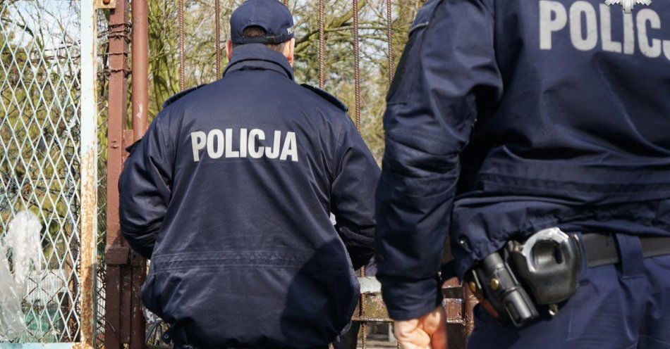 zdjęcie: Dzielnicowi kontrolują ogródki działkowe w Świętochłowicach / fot. KMP w Świętochłowicach