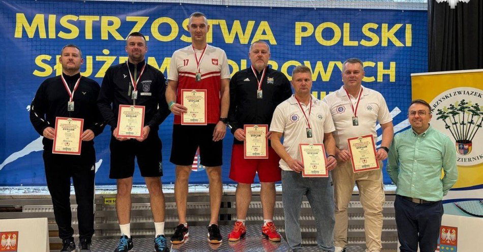 zdjęcie: Mysłowicki dzielnicowy zdobył srebro i dwa brązy w badmintonie / fot. KMP w Mysłowicach