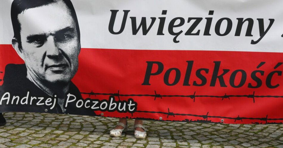 zdjęcie: Mija pięć lat od zatrzymania i uwięzienia Andrzeja Poczobuta / Białystok, 25.07.2025. Akcja solidarnościowa z więzionym przez reżim Łukaszenki dziennikarzem i działaczem Związku Polaków na Białorusi Andrzejem Poczobutem, 25 bm. przy pomniku ks. Jerzego Popiełuszki w Białymstoku. Organizatorem wydarzenia jest Związek Polaków na Białorusi i Podlaski Oddział Stowarzyszenia