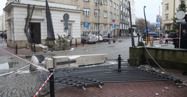 Po czterech latach zniszczona, zabytkowa brama Kancelarii Prezydenta wróci na swoje miejsce