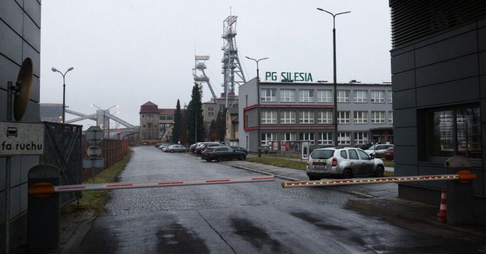 zdjęcie: Trwa protest w kopani Silesia; pod ziemią przebywa 21 górników / Czechowice-Dziedzice, 23.12.2025. Kopalnia Węgla Kamiennego Silesia w Czechowicach-Dziedzicach, 23 bm. Przedstawiciele KPRP spotkali się pod ziemią ze strajkującymi górnikami. Kilkudziesięciu górników z Silesii odmówiło w poniedziałek 22 bm. rano wyjazdu na powierzchnię. Pracownicy protestują między innymi przeciwko planowanym zwolnieniom. (jm) PAP/Jarek Praszkiewicz
