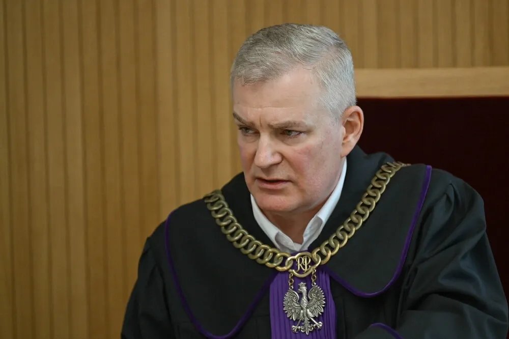 zdjęcie: Pomorskie: rozpoczął się proces kierowcy oskarżonego o śmiertelne potrącenie 10-latka / Wejherowo, 09.09.2026. Sędzia Piotr Rogoziński na sali Sądu Rejonowego w Wejherowie, 9 bm. Rozpoczął się proces Marcina R. ws. o spowodowanie śmiertelnego wypadku 7 października 2025 r. na ul. Kartuskiej w Łebieńskiej Hucie w powiecie wejherowskim. Oskarżony wjechał autem w grupę czterech chłopców. 10-latek zginął na miejscu, pozostali - w wieku od 12 do 16 lat - zostali ranni. Grozi mu 20 lat więzienia. (aldg) PAP/Adam Warżawa