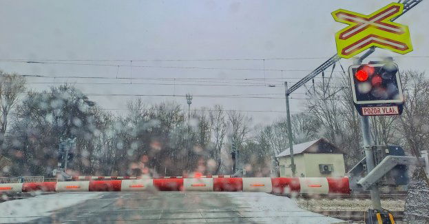 Wjechała na zamknięty przejazd kolejowy, wyłamując rogatki