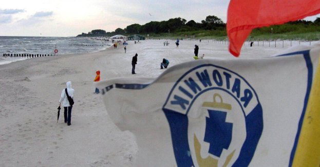 Czerwone flagi na kilkudziesięciu nadmorskich kąpieliskach