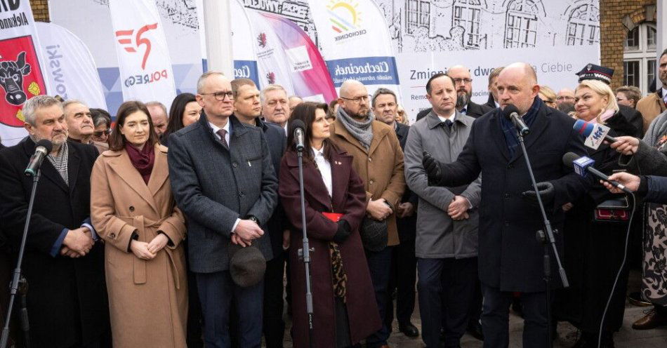 zdjęcie: Pociągi znów kursują do Ciechocinka / Ciechocinek, 14.12.2025. Pierwszy rząd (L-P) przewodniczący prezydenckiej Rady ds. Rolnictwa i Obszarów Wiejskich Jan Krzysztof Ardanowski, posłanka PiS Anna Gembicka, burmistrz Aleksandrowa Kujawskiego Arkadiusz Gralak, starosta aleksandrowska Lidia Tokarska, wójt gminy Aleksandrów Kujawski Andrzej Olszewski, burmistrz Ciechocinka Jarosław Jucewicz, marszałek województwa Kujawsko-Pomorskiego Piotr Całbecki i przewodnicząca sejmiku województwa kujawsko-pomorskiego Elżbieta Piniewska podczas konf