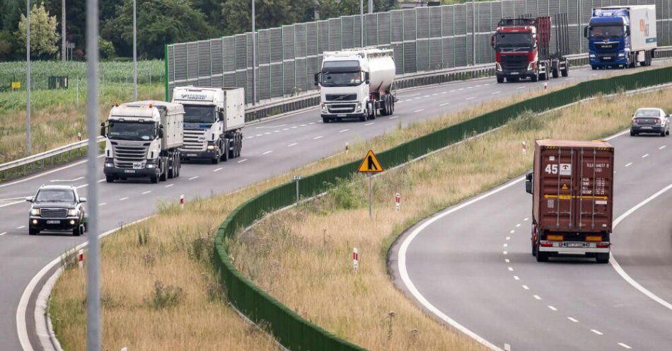 zdjęcie: Rośnie liczba naruszeń zakazu wyprzedzania się ciężarówek na trasach szybkiego ruchu / Borówno (pow. bydgoski), 03.07.2023. Samochody ciezarowe na drodze ekspresowej S5 między Bydgoszczą a węzłem Nowe Marzy, w miejscowości Borówno, 3 bm. Od 1 lipca obowiązuje zakaz wyprzedzania dla ciężarówek na dwupasmowych odcinkach autostrad i dróg ekspresowych. (tż/ibor) PAP/Tytus Żmijewski