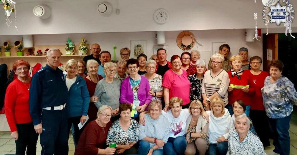 zdjęcie: Policjant przypomniał seniorom o odblaskach i przepisach / fot. KPP Krapkowice