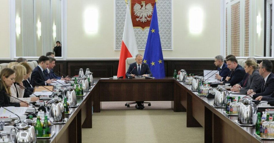 zdjęcie: Dwa lata rządu: koalicja zwarta, choć z rysami; opozycja wytyka błędy / Warszawa, 09.12.2025. Premier Donald Tusk (C) na posiedzeniu rządu w KPRM w Warszawie, 9 bm. Rada Ministrów ponownie zajmie się projektem ustawy o rynku kryptoaktywów. Ponadto ministrowie zajmą się też m.in. strategią polskiej polityki zagranicznej na lata 2026-2030. (mr) PAP/Paweł Supernak
