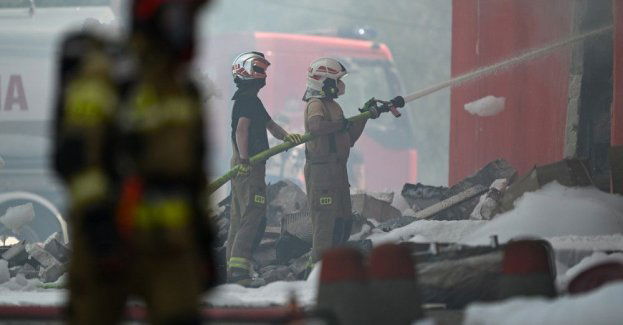Strażacy opanowali pożar sklepu budowlanego w Krośnie, trwa dogaszanie
