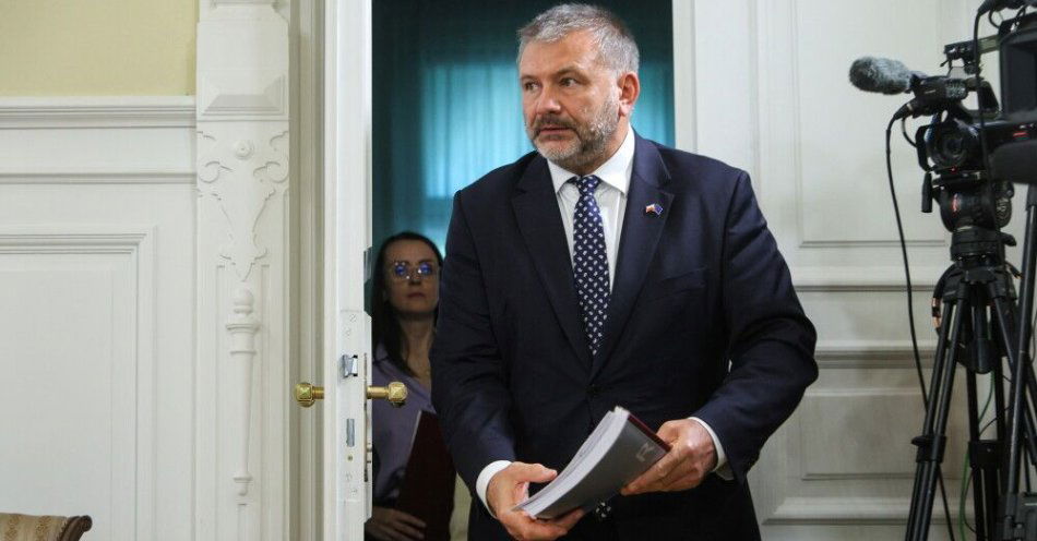 zdjęcie: I prezes SN złożyła zawiadomienie do prokuratury na szefa MS Waldemara Żurka / Warszawa, 22.09.2025. Minister sprawiedliwości, prokurator generalny Waldemar Żurek w drodze na konferencję prasową w siedzibie ministerstwa sprawiedliwości w Warszawie, 22 bm. Podczas konferencji przedstawiony został pierwszy raport komisji ds. wyjaśnienia mechanizmów represji wobec organizacji społeczeństwa obywatelskiego oraz działaczy społecznych w latach 2015-2023. Raport dotyczy mediów publicznych. (ad) PAP/Rafał Guz