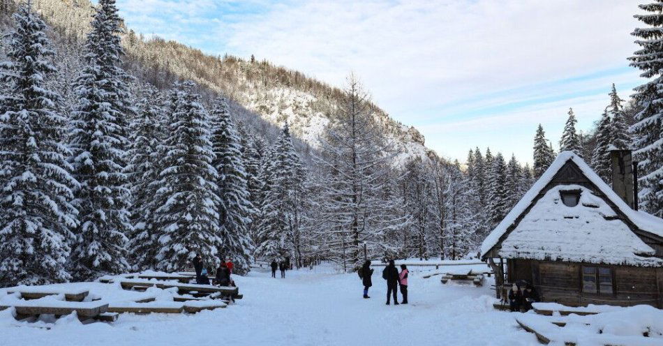 zdjęcie: W Tatrach może przybyć nawet 40 cm śniegu w ciągu doby; trudne warunki na szlakach / Zakopane, 09.01.2026. Zima w Tatrach, 9 bm. IMGW ostrzega przed silnym mrozem. Temperatura na obszarach górskich może spaść do minus 20 st. C. Wysoko w górach możliwy przyrost pokrywy śnieżnej do 30 cm. (sko) PAP/Grzegorz Momot
