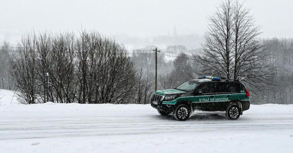 zdjęcie: SG: w niedzielę nie doszło do przekroczenia polskiej granicy przez balony przemytnicze / Lutowiska, 11.01.2026. Mroźna i śnieżna zima w m. Lutowiska w Bieszczadach, 11 bm. PAP/Darek Delmanowicz