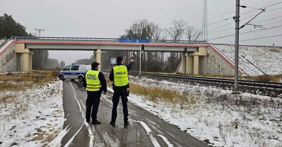 zdjęcie: Włoszczowa: Policja i WOT zwiększają ochronę infrastruktury kolejowej / fot. KPP Włoszczowa