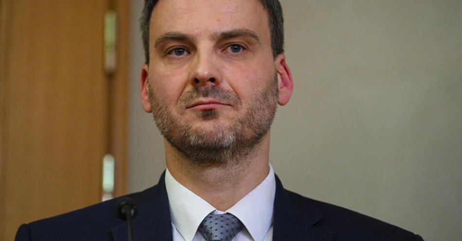 zdjęcie: Rzecznik MSZ: odpowiedź ws. czworga sędziów TK przekazana ETPCz; w ocenie rządu skarżące osoby są sędziami Trybunału / Warsaw, 25.03.2026. Spokesperson of the Ministry of Foreign Affairs Maciej Wewiór during a press conference of the head of the MFA Radosław Sikorski with the deputy prime minister, Minister of Foreign Affairs of the Republic of Poland Radosław Sikorski, in Warsaw on the 25th of this month. (obm/mgut) PAP/Marcin Obara