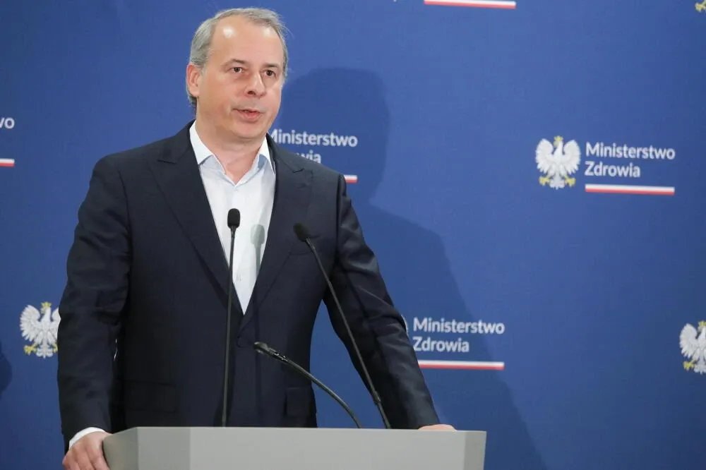 zdjęcie: Prezes AOTMiT o zbieraniu danych o zarobkach medyków: najwyższy poziom zabezpieczeń / Warszawa, 25.06.2026. Prezes Agencji Oceny Technologii Medycznych i Taryfikacji Daniel Rutkowski uczestniczy w Ministerstwie Zdrowia w Warszawie, 25 bm. w konferencji prasowej dotyczącej sytuacji w Szpitalu Południowym oraz podjętych w tej sprawie działań resort. (dw) PAP/Tomasz Gzell
