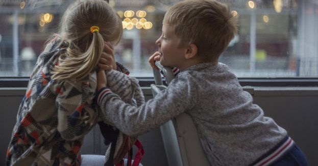Bus przewrócił się na bok; czworo dzieci z lekkimi obrażeniami