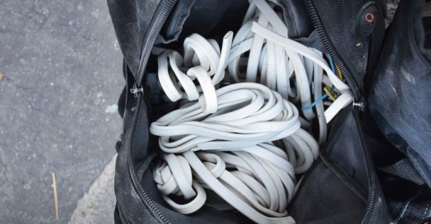 Złodziej zatrzymany na gorącym uczynku włamania do opuszczonego budynku. Powyrywał kable ze ścian