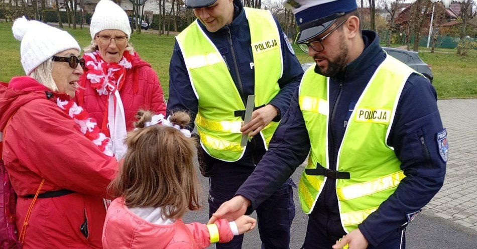 zdjęcie: Policjanci promowali odblaski na Żorskim Biegu Biało Czerwonym / fot. KMP w Żorach