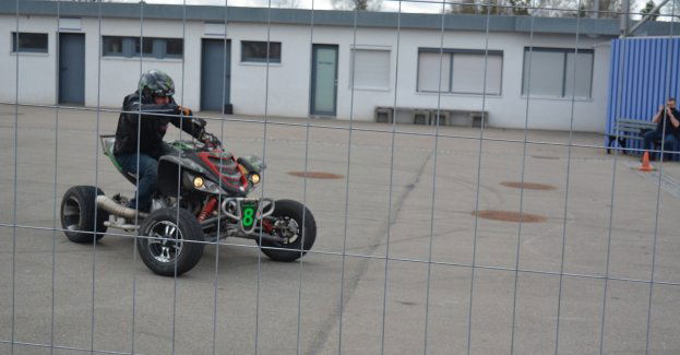 21-latek zginął po uderzeniu quadem w drzewo