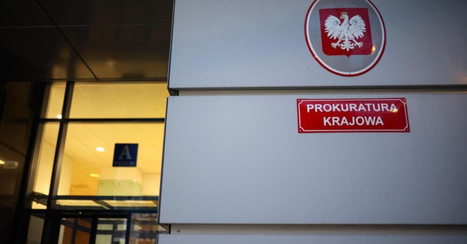 zdjęcie: Prokuratura: są nowe ustalenia w śledztwie w sprawie zaginięcia Iwony Wieczorek / Warszawa, 13.11.2025. Tabliczka informacyjna: Prokuratura Krajowa na siedzibie budynku w Warszawie, 13 bm.  (ls/dw) PAP/Leszek Szymański