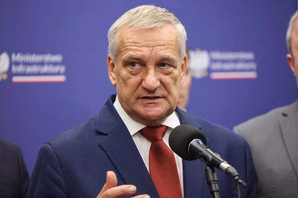 zdjęcie: MSWiA: pod koniec sierpnia będzie ogólnopolskie szkolenie dot. zachowania podczas alarmu / Warszawa, 14.07.2025. Wiceminister spraw wewnętrznych i administracji Wiesław Szczepański podczas konferencji prasowej w siedzibie Transportowego Dozoru Technicznego w Warszawie, 14 bm. Konferencja odbyła się po posiedzeniu Krajowej Rady Bezpieczeństwa Ruchu Drogowego połączonym ze spotkaniem konsultacyjnym na rzecz ochrony dzieci i młodzieży w ruchu drogowym w zakresie stosowania kasków. (az/zkoc) PAP/Albert Zawada