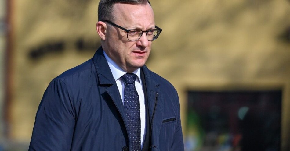 zdjęcie: Leśkiewicz: po powrocie z USA prezydent poinformuje o działaniach dotyczących Trybunału Konstytucyjnego / Przemyśl, 23.03.2026. Wizyta prezydenta Węgier w Polsce w ramach obchodów Dnia Przyjaźni Polsko-Węgierskiej. Rzecznik prezydenta RP Rafał Leśkiewicz przed spotkaniem prezydenta RP Karola Nawrockiego z prezydent Węgier Tamasem Sulyokiem, 23 bm. na plac przed Urzędem Miejskim w Przemyślu. (aldg) PAP/Darek Delmanowicz