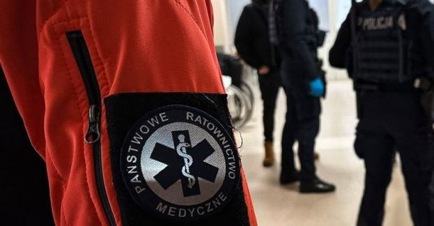 Zaatakował ratowników medycznych, zniszczył wyposażenie karetki. Pijany agresor trafił do policyjnej celi