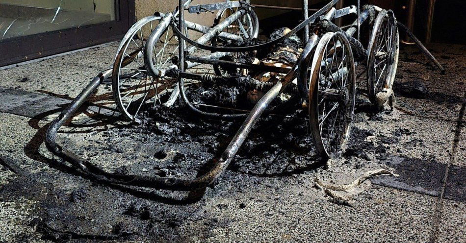 zdjęcie: Zatrzymany po podpaleniu wózka przed ośrodkiem pomocy / fot. KPP w Cieszynie