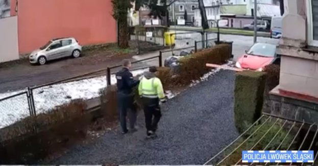 Mundurowi z SPPP w Legnicy pełniący służbę we Lwówku Śląskim zatrzymali dwóch mężczyzn łamiących prawo