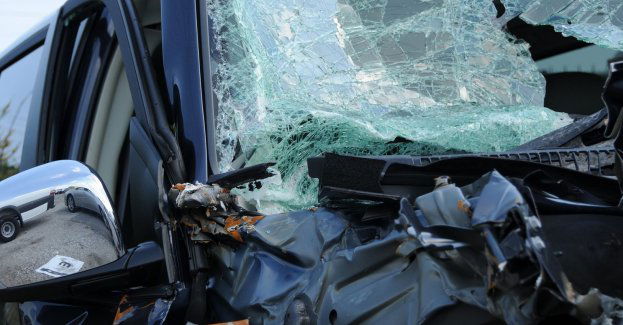 31-letni mężczyzna zginął po uderzeniu autem w drzewo