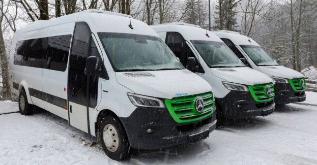 Cztery elektryczne busy dotarły do Zakopanego; mają kursować do Morskiego Oka