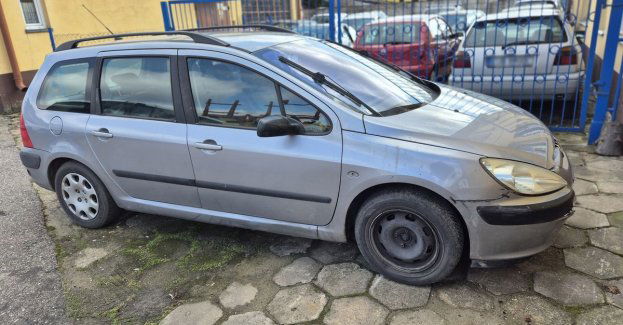 Nietrzeźwy uczył jazdy samochodem nietrzeźwą partnerkę, a później sam jechał tym autem