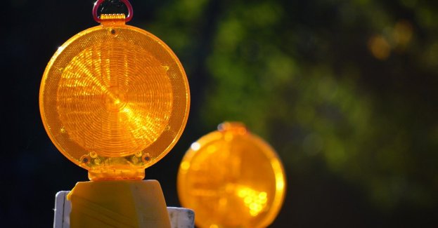 Ostatni etap rozbiórki esplanady. Piesi omijają strefę pracy maszyn przez wyspę centralną