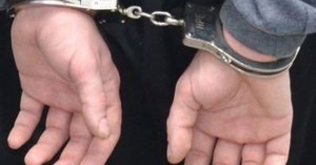 Policjanci zatrzymali mężczyznę, który zniszczył automat ze słodyczami.