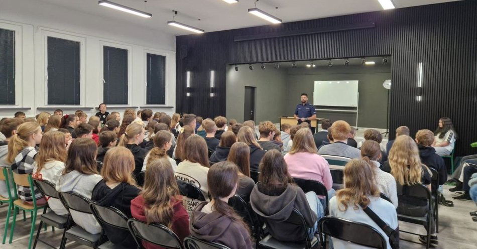 zdjęcie: Policjant z Raciborza uczy uczniów z Nędzy bezpieczeństwa w sieci / fot. KPP w Raciborzu