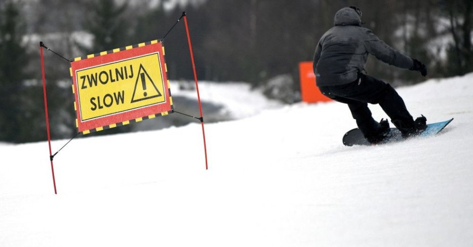 zdjęcie: Tatry: wypadek snowboardzisty na Rysach; skomplikowana akcja / Ustrzyki Dolne, 11.01.2020. Snowboardzista na stoku
