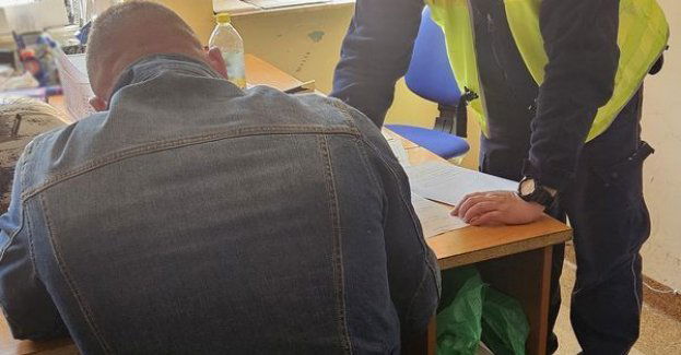 Policjanci zatrzymali 31-latka na motocyklu. Był poszukiwany