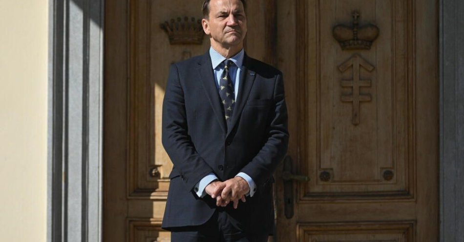 zdjęcie: Sikorski: Polsce nie grożą demokratyczne, proeuropejskie Niemcy / Pruszków, 15.09.2025. Wicepremier, minister spraw zagranicznych RP Radosław Sikorski przed spotkaniem z ministrem spraw zagranicznych Chińskiej Republiki Ludowej Wangiem Yi w Ośrodku Reprezentacyjnym MON w Pruszkowie, 15 bm. (obm/awol) PAP/Marcin Obara