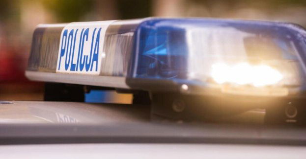 Mazowieckie: podczas pościgu radiowóz uderzył w drzewo; policjant w szpitalu