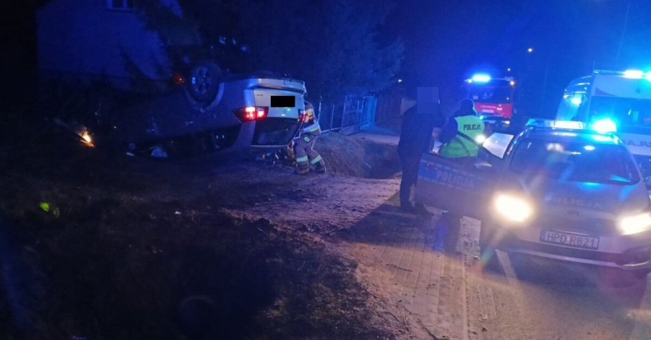 zdjęcie: Dachowanie w Rykach. Czterdziestolatek miał ponad 2 promile / fot. KPP Ryki