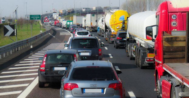 Mężczyzna śmiertelnie potrącony na S8; jego auto stało w korku przed blokadą