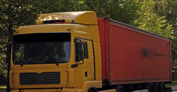 13 nielegalnych cudzoziemców ukrywało się w naczepie tira