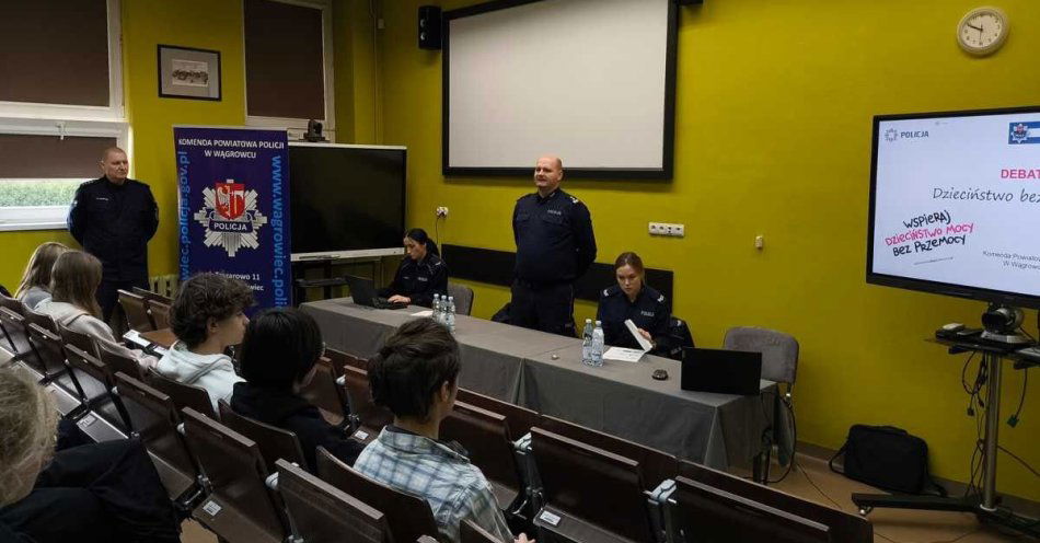 zdjęcie: Młodzież o przemocy i odwadze reagowania w I LO / fot. KPP Wągrowiec