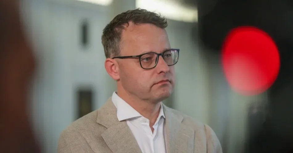zdjęcie: Prokuratura do sądu: brak podstaw do wydania Romanowskiemu listu żelaznego / Warszawa, 24.07.2024. Poseł PiS Marcin Romanowski podczas wypowiedzi dla mediów w Sejmie w Warszawie, 24 bm. (sko) PAP/Paweł Supernak